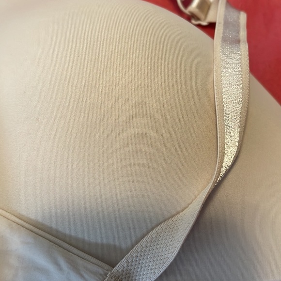Used bras size 38B - Picture 9 of 9